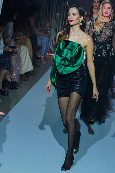 Milan Włochy Luty Modele Wychodzą Finału Pokazie Mody Elisabetta Franchi — Zdjęcie stockowe