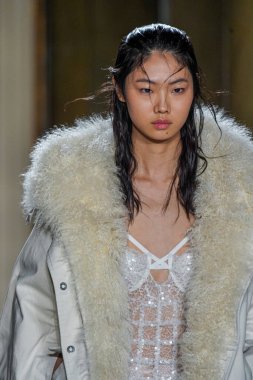 MİLAN, İTALYA - 26 Şubat 2022 'de Milano Moda Haftası / Kış 2023' te İtalya 'nın Milano kentinde düzenlenen Ermanno Scervino defilesinde bir model podyumda yürüyor..