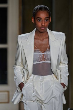 MİLAN, İTALYA - 26 Şubat 2022 'de Milano Moda Haftası / Kış 2023' te İtalya 'nın Milano kentinde düzenlenen Ermanno Scervino defilesinde bir model podyumda yürüyor..