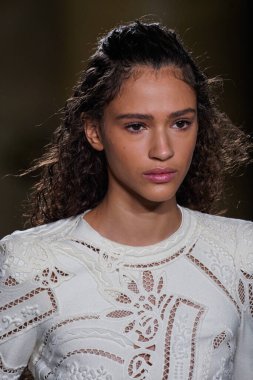 MİLAN, İTALYA - 26 Şubat 2022 'de Milano Moda Haftası / Kış 2023' te İtalya 'nın Milano kentinde düzenlenen Ermanno Scervino defilesinde bir model podyumda yürüyor..