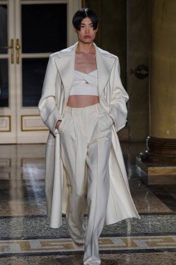 MİLAN, İTALYA - 26 Şubat 2022 'de Milano Moda Haftası / Kış 2023' te İtalya 'nın Milano kentinde düzenlenen Ermanno Scervino defilesinde bir model podyumda yürüyor..