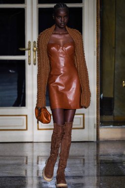 MİLAN, İTALYA - 26 Şubat 2022 'de Milano Moda Haftası / Kış 2023' te İtalya 'nın Milano kentinde düzenlenen Ermanno Scervino defilesinde bir model podyumda yürüyor..