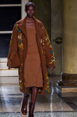 MİLAN, İTALYA - 26 Şubat 2022 'de Milano Moda Haftası / Kış 2023' te İtalya 'nın Milano kentinde düzenlenen Ermanno Scervino defilesinde bir model podyumda yürüyor..