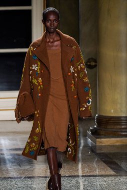 MİLAN, İTALYA - 26 Şubat 2022 'de Milano Moda Haftası / Kış 2023' te İtalya 'nın Milano kentinde düzenlenen Ermanno Scervino defilesinde bir model podyumda yürüyor..