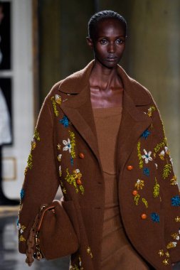 MİLAN, İTALYA - 26 Şubat 2022 'de Milano Moda Haftası / Kış 2023' te İtalya 'nın Milano kentinde düzenlenen Ermanno Scervino defilesinde bir model podyumda yürüyor..