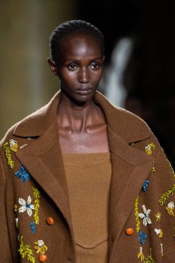 MİLAN, İTALYA - 26 Şubat 2022 'de Milano Moda Haftası / Kış 2023' te İtalya 'nın Milano kentinde düzenlenen Ermanno Scervino defilesinde bir model podyumda yürüyor..