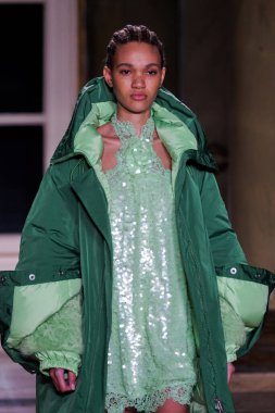 MİLAN, İTALYA - 26 Şubat 2022 'de Milano Moda Haftası / Kış 2023' te İtalya 'nın Milano kentinde düzenlenen Ermanno Scervino defilesinde bir model podyumda yürüyor..