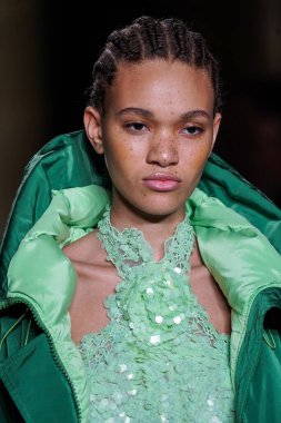 MİLAN, İTALYA - 26 Şubat 2022 'de Milano Moda Haftası / Kış 2023' te İtalya 'nın Milano kentinde düzenlenen Ermanno Scervino defilesinde bir model podyumda yürüyor..