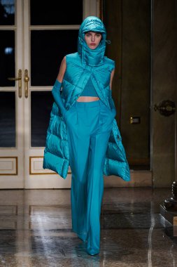 MİLAN, İTALYA - 26 Şubat 2022 'de Milano Moda Haftası / Kış 2023' te İtalya 'nın Milano kentinde düzenlenen Ermanno Scervino defilesinde bir model podyumda yürüyor..