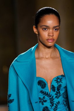 MİLAN, İTALYA - 26 Şubat 2022 'de Milano Moda Haftası / Kış 2023' te İtalya 'nın Milano kentinde düzenlenen Ermanno Scervino defilesinde bir model podyumda yürüyor..