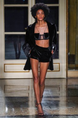 MİLAN, İTALYA - 26 Şubat 2022 'de Milano Moda Haftası / Kış 2023' te İtalya 'nın Milano kentinde düzenlenen Ermanno Scervino defilesinde bir model podyumda yürüyor..