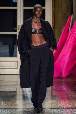 MİLAN, İTALYA - 26 Şubat 2022 'de Milano Moda Haftası / Kış 2023' te İtalya 'nın Milano kentinde düzenlenen Ermanno Scervino defilesinde bir model podyumda yürüyor..