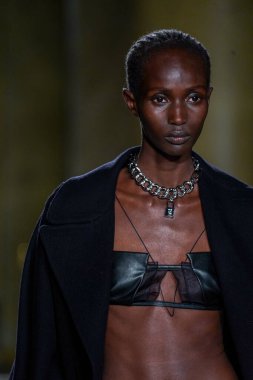 MİLAN, İTALYA - 26 Şubat 2022 'de Milano Moda Haftası / Kış 2023' te İtalya 'nın Milano kentinde düzenlenen Ermanno Scervino defilesinde bir model podyumda yürüyor..