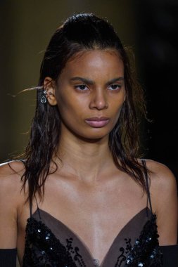 MİLAN, İTALYA - 26 Şubat 2022 'de Milano Moda Haftası / Kış 2023' te İtalya 'nın Milano kentinde düzenlenen Ermanno Scervino defilesinde bir model podyumda yürüyor..