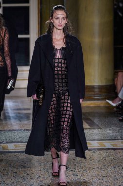 MİLAN, İTALYA - 26 Şubat 2022 'de Milano Moda Haftası / Kış 2023' te İtalya 'nın Milano kentinde düzenlenen Ermanno Scervino defilesinde bir model podyumda yürüyor..