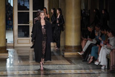 MİLAN, İTALYA - 26 Şubat 2022 'de Milano Moda Haftası / Kış 2023' te İtalya 'nın Milano kentinde düzenlenen Ermanno Scervino defilesinde mankenler podyum finalinde yürür..