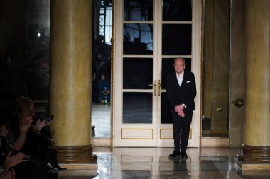 MILAN, ITALY - 26 Şubat 2022 / 2023 Milano Moda Haftası 'nda Ermanno Scervino defilesinde podyumda yürüyen tasarımcı Ermanno Scervino.