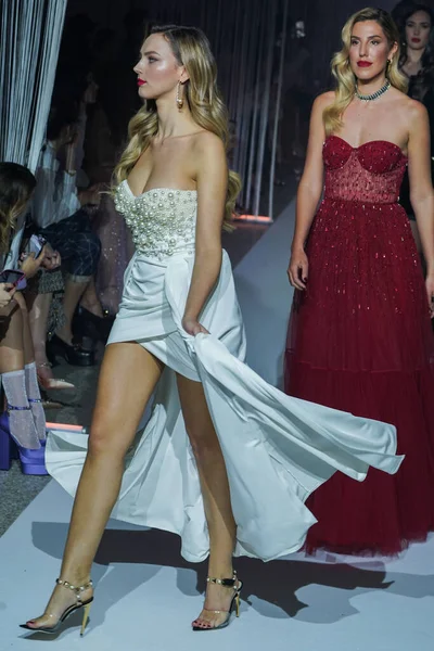 Milan Włochy Luty Modele Wychodzą Finału Pokazie Mody Elisabetta Franchi — Zdjęcie stockowe
