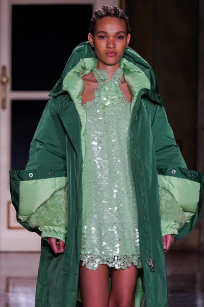 MİLAN, İTALYA - 26 Şubat 2022 'de Milano Moda Haftası / Kış 2023' te İtalya 'nın Milano kentinde düzenlenen Ermanno Scervino defilesinde bir model podyumda yürüyor..