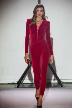 MILAN, İtalya - 25 Şubat 2022 tarihinde Milan Moda Haftası / Kış 2023 sırasında Elisabetta Franchi defilesinde podyumda bir model yürür..