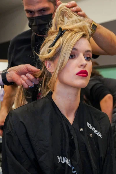 Milão Itália Fevereiro Modelo Preparando Nos Bastidores Antes Desfile Moda — Fotografia de Stock