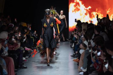 MİLAN, İTALYA - 26 Şubat 2022 'de İtalya' nın Milano kentinde düzenlenen Milan Moda Haftası / Kış 2023 'te Tokyo James defilesinde modeller podyum finalinde yürür..