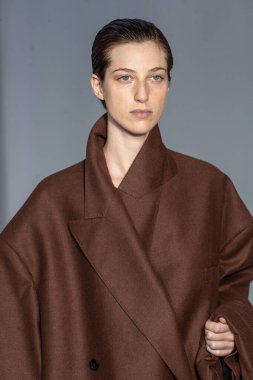 MİLAN, İTALYA 23 Şubat 2022 'de Milan Moda Haftası / Kış 2023' te İtalya 'nın Milano kentinde düzenlenen Calcaterra defilesinde bir model podyumda yürüyor..