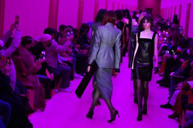 MİLAN, İTALYA - 25 Şubat 2022 'de Milano Moda Haftası / Kış 2023' te İtalya 'nın Milano kentinde düzenlenen Sportmax defilesinde modeller podyum finalinde yürür..