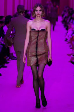 MILAN, ITALY - 25 Şubat 2022 tarihinde Milano Moda Haftası / Kış 2023 'te İtalya' nın Milano kentinde düzenlenen Sportmax defilesinde bir model podyumda yürüyor..