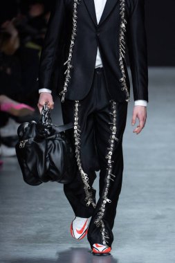 MILAN, ITALY - 26 Şubat 2022 'de Milano Moda Haftası / Kış 2023 sırasında Tokyo James defilesinde bir model yürüyüş pisti.