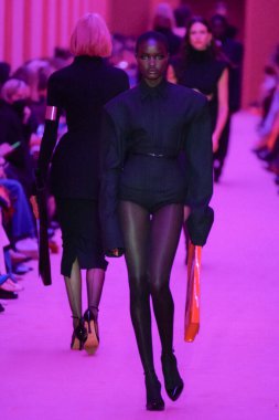 MILAN, ITALY - 25 Şubat 2022 tarihinde Milano Moda Haftası / Kış 2023 'te İtalya' nın Milano kentinde düzenlenen Sportmax defilesinde bir model podyumda yürüyor..