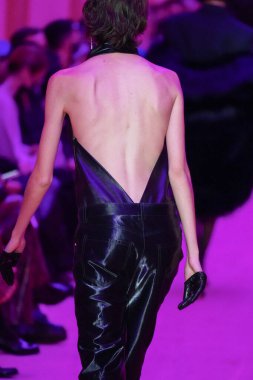 MILAN, ITALY - 25 Şubat 2022 tarihinde Milano Moda Haftası / Kış 2023 'te İtalya' nın Milano kentinde düzenlenen Sportmax defilesinde bir model podyumda yürüyor..