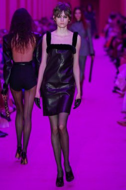 MILAN, ITALY - 25 Şubat 2022 tarihinde Milano Moda Haftası / Kış 2023 'te İtalya' nın Milano kentinde düzenlenen Sportmax defilesinde bir model podyumda yürüyor..