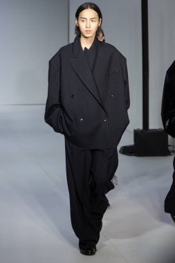 MİLAN, İTALYA - 23 Şubat 2022 'de Milano Moda Haftası / Kış 2023' te İtalya 'nın Milano kentinde düzenlenen Calcaterra defilesinde mankenler podyum finalinde yürür..