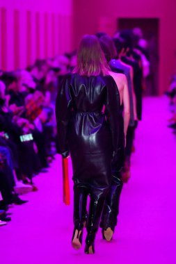 MİLAN, İTALYA - 25 Şubat 2022 'de Milano Moda Haftası / Kış 2023' te İtalya 'nın Milano kentinde düzenlenen Sportmax defilesinde modeller podyum finalinde yürür..