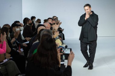 MILAN, ITALY - 23 Şubat 2022 / 2023 tarihinde Milan, İtalya 'da düzenlenen Calcaterra moda defilesinde moda tasarımcısı Daniele Calcaterra seyircilerinin alkışlarını kabul ediyor.. 