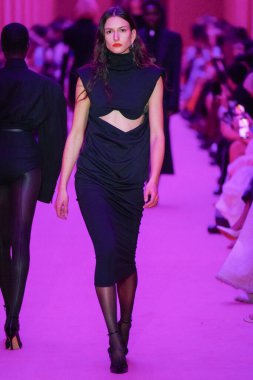 MILAN, ITALY - 25 Şubat 2022 tarihinde Milano Moda Haftası / Kış 2023 'te İtalya' nın Milano kentinde düzenlenen Sportmax defilesinde bir model podyumda yürüyor..