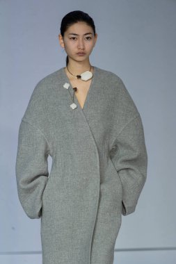 MİLAN, İTALYA 23 Şubat 2022 'de Milan Moda Haftası / Kış 2023' te İtalya 'nın Milano kentinde düzenlenen Calcaterra defilesinde bir model podyumda yürüyor..