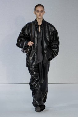 MİLAN, İTALYA 23 Şubat 2022 'de Milan Moda Haftası / Kış 2023' te İtalya 'nın Milano kentinde düzenlenen Calcaterra defilesinde bir model podyumda yürüyor..