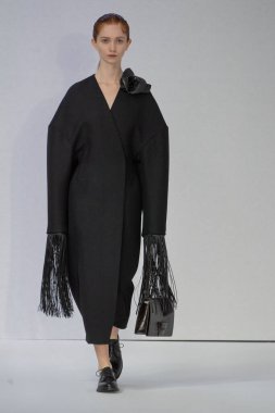 MİLAN, İTALYA 23 Şubat 2022 'de Milan Moda Haftası / Kış 2023' te İtalya 'nın Milano kentinde düzenlenen Calcaterra defilesinde bir model podyumda yürüyor..