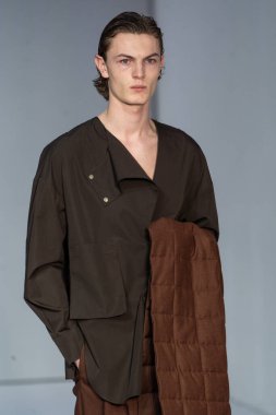 MİLAN, İTALYA 23 Şubat 2022 'de Milan Moda Haftası / Kış 2023' te İtalya 'nın Milano kentinde düzenlenen Calcaterra defilesinde bir model podyumda yürüyor..