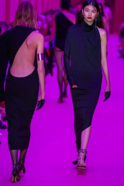 MILAN, ITALY - 25 Şubat 2022 tarihinde Milano Moda Haftası / Kış 2023 'te İtalya' nın Milano kentinde düzenlenen Sportmax defilesinde bir model podyumda yürüyor..