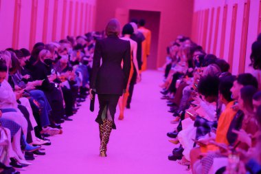 MILAN, ITALY - 25 Şubat 2022 tarihinde Milano Moda Haftası / Kış 2023 'te İtalya' nın Milano kentinde düzenlenen Sportmax defilesinde bir model podyumda yürüyor..