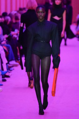 MILAN, ITALY - 25 Şubat 2022 tarihinde Milano Moda Haftası / Kış 2023 'te İtalya' nın Milano kentinde düzenlenen Sportmax defilesinde bir model podyumda yürüyor..