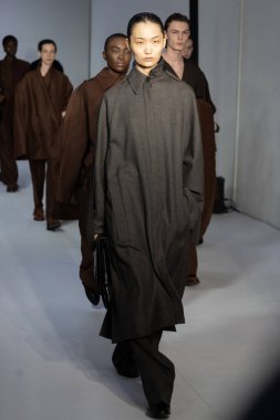 MİLAN, İTALYA - 23 Şubat 2022 'de Milano Moda Haftası / Kış 2023' te İtalya 'nın Milano kentinde düzenlenen Calcaterra defilesinde mankenler podyum finalinde yürür..