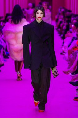 MILAN, ITALY - 25 Şubat 2022 tarihinde Milano Moda Haftası / Kış 2023 'te İtalya' nın Milano kentinde düzenlenen Sportmax defilesinde bir model podyumda yürüyor..