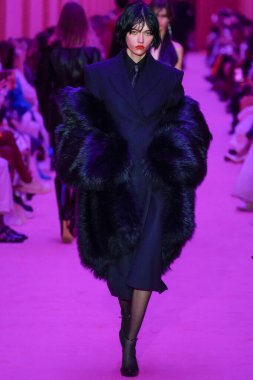 MILAN, ITALY - 25 Şubat 2022 tarihinde Milano Moda Haftası / Kış 2023 'te İtalya' nın Milano kentinde düzenlenen Sportmax defilesinde bir model podyumda yürüyor..