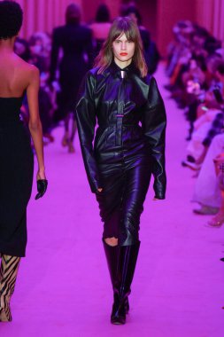 MILAN, ITALY - 25 Şubat 2022 tarihinde Milano Moda Haftası / Kış 2023 'te İtalya' nın Milano kentinde düzenlenen Sportmax defilesinde bir model podyumda yürüyor..