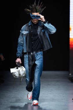 MILAN, ITALY - 26 Şubat 2022 'de Milano Moda Haftası / Kış 2023 sırasında Tokyo James defilesinde bir model yürüyüş pisti.