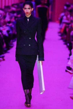 MILAN, ITALY - 25 Şubat 2022 tarihinde Milano Moda Haftası / Kış 2023 'te İtalya' nın Milano kentinde düzenlenen Sportmax defilesinde bir model podyumda yürüyor..